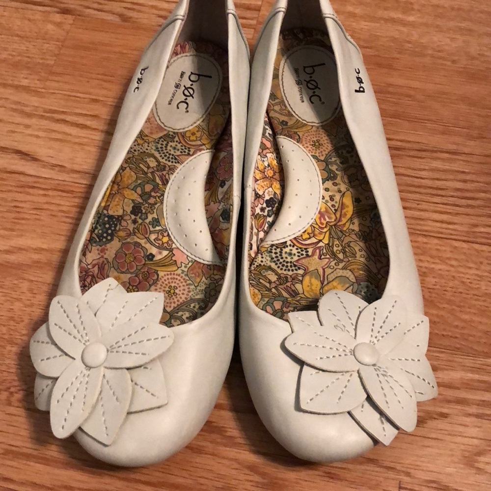 1/2 White flats with flower